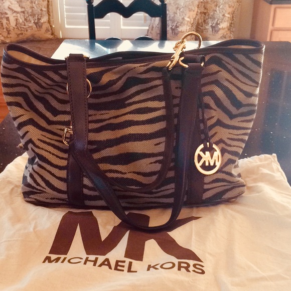 MICHAEL KORS  Authentic Shoulder Bag - Picture 3 of 8